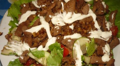 Салат с говядиной и орехами