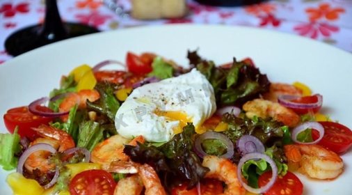 Салат с креветками черри и яйцом пашот