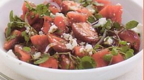 Салат из арбуза с фетой и клубникой