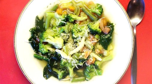 Минестроне с брокколи и шпинатом