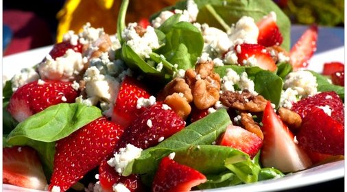 Шпинат с клубникой и орехами