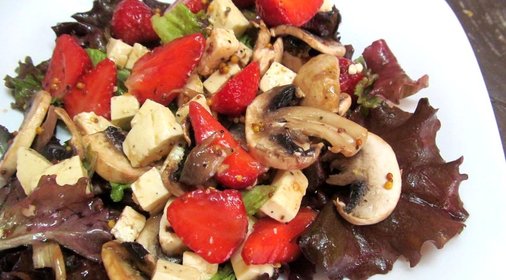 Салат с клубникой брынзой и шампиньонами