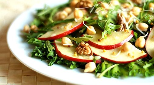 Салат фруктово-ореховый с проростками нута