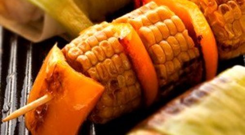 Шашлыки из разноцветных перцев и кукурузы на гриле в ароматном масле с кумином