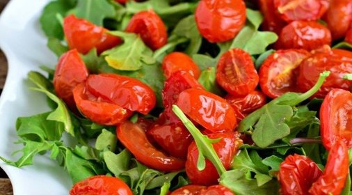 Руккола с помидорами и чесноком