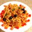 Салат с пастой, горошком и салями