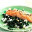 Жареный лосось со шпинатом и сыром