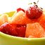 Летний салат с дыней и клубникой