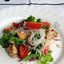 Салат с рисовой лапшой, курицей и овощами