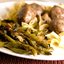 Печеная зеленая фасоль с красным луком и грецкими орехами