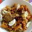 Теплый салат с макаронами и свининой