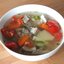 Простой мясной суп с приправой из томатов и чеснока