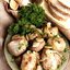 Шляпки грибов на гриле с чесноком и зеленью