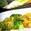 Салат из удона с огурцами, брокколи и горохом