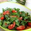 Пикантный салат со шпинатом, помидорами и грецкими орехами