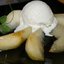 Жареные груши с мороженым из голубого сыра