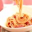 Салат из розовых макарон с ветчиной, лимоном и орехами