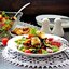Салат с красной фасолью и чесночными крутонами