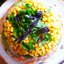 Слоеный овощной салат с креветками и макаронами
