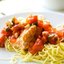 Салат из лосося и лапши с овощами