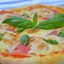 Классическая итальянская пицца Маргарита с моцареллой и помидорами