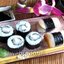 Роллы и нигири суши с масляной рыбой
