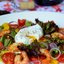 Салат с креветками черри и яйцом пашот