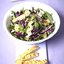 Зеленый салат с курицей на гриле и чесночными сухариками
