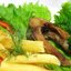 Сазан жареный с картофелем фри и листьями салата