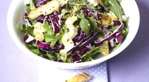 Зеленый салат с курицей на гриле и чесночными сухариками