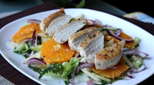 Салат с курицей и рукколой