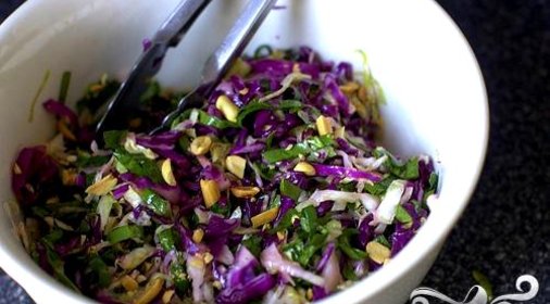 Салат с капустой и арахисом