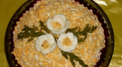 Салат с ананасами и сухариками