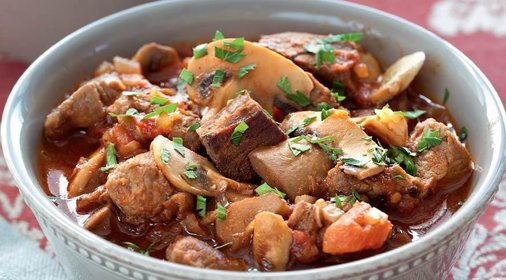 Баранина, тушенная с грибами