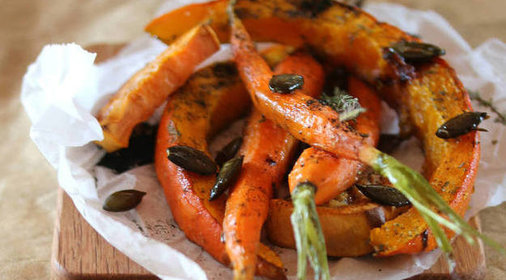 Печеные оранжевые овощи с изюмом и тыквенными семечками