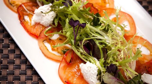 Карпаччо из томатов с мятным миксом и рикотта