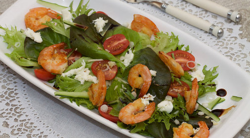 Салат из креветок и зелени