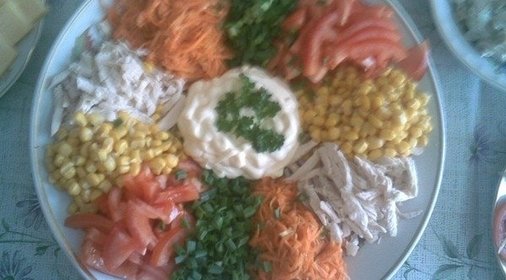 Салат с курицей, кукурузой и овощами