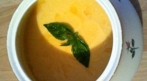 Тыквенный крем-суп с рукколой и кедровыми орешками