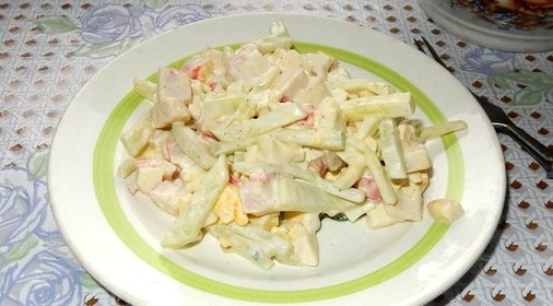 Салат из крабового мяса яиц и огурцов