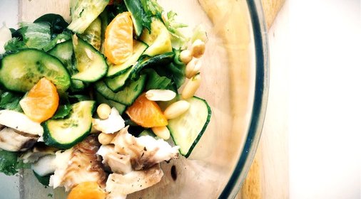 Салат с треской, мандаринами и заправкой из уксуса с манго