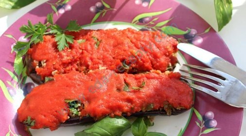 Баклажаны с отварным мясом в томатном соусе