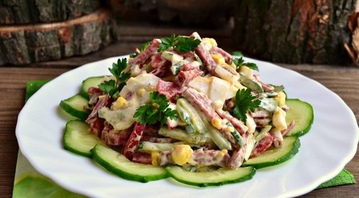 Салат со свежим огурцом, яйцом и салями