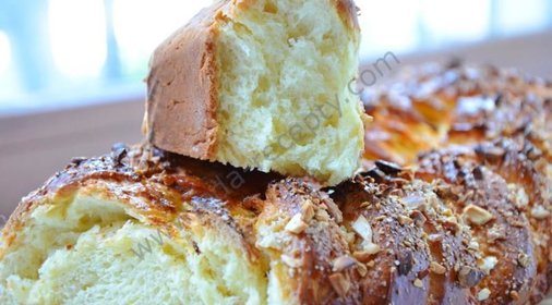 Дрожжевая плетенка с орехами