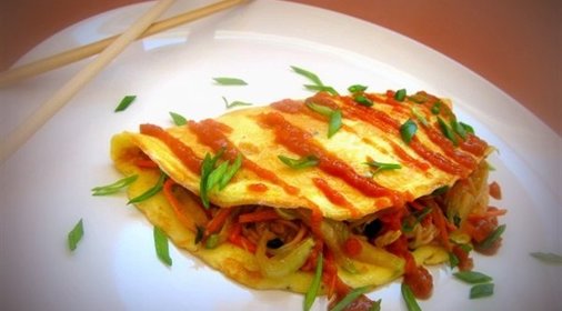 Омусоба – японский омлет с овощами, лапшой и соусом тонкацу