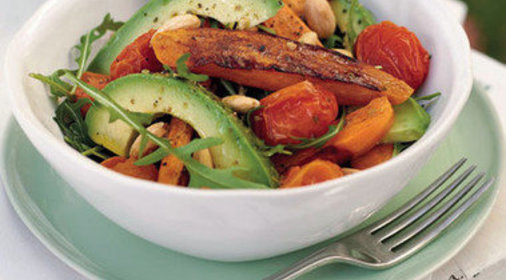 Салат из жареного батата и миндаля