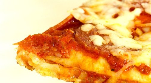 Пицца с итальянскими сосисками, радиккьо и моцареллой