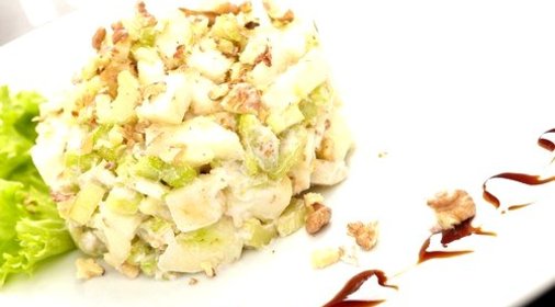 Грушевый салат с сельдереем и орехами