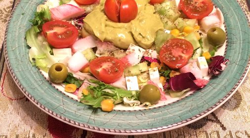 Салат с крабовым мясом, сыром фетакса и гуакамоле