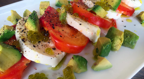 Салат Капрезе с авокадо